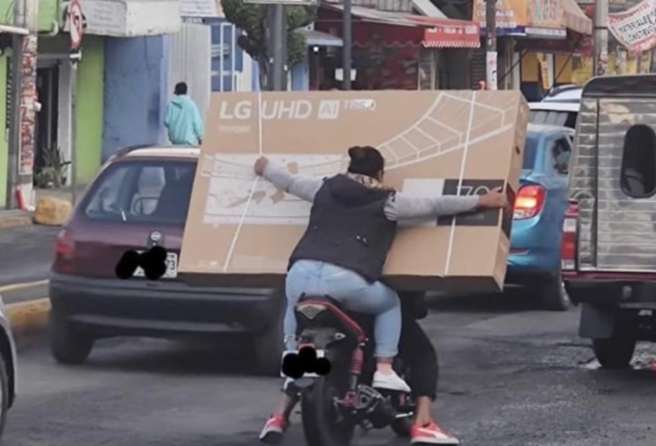 ils n’ont rien trouvé de mieux qu’un scooter pour transporter cette télé immense