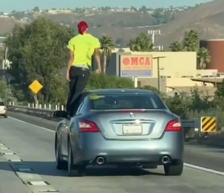 cet automobiliste s’amuse à sortir de sa voiture en plein trajet, attention à la perte d’équilibre