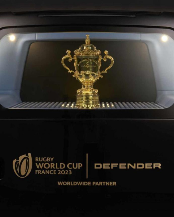 Trophy Tour : Defender sort le grand jeu pour la Coupe du Monde de rugby