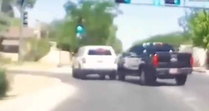 video - ce pick-up se place très mal à l’entrée d’une intersection, il envoie valser la jeep à sa gauche