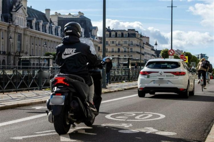 30 % des jeunes pilotes de scooters avouent avoir déjà regardé une série en roulant, selon une étude