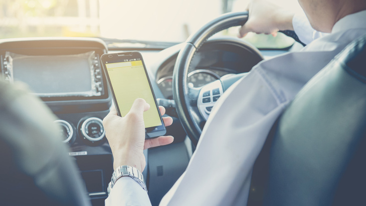 65% des jeunes consultent leur smartphone au volant malgré les dangers