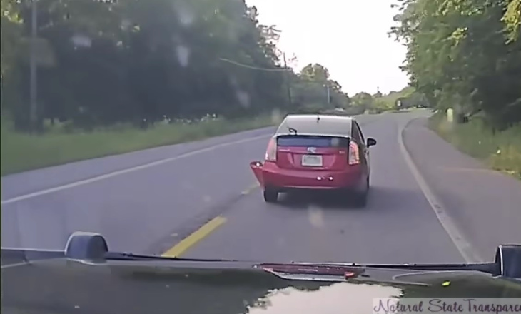 VIDEO - Une Toyota Prius en fuite fait la misère aux policiers