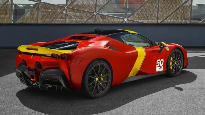 Cette livrée spéciale sur la Ferrari SF90 Stradale rend hommage à la victoire de la 499P aux 24 Heures du Mans