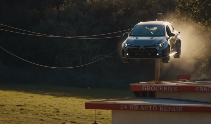 VIDEO – Toyota fait un saut hallucinant avec une GR Corolla pour une publicité