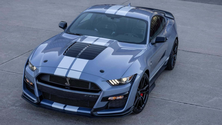 Regardez la Mustang Shelby GT500 2022 faire des accélérations brutales sur autoroute.