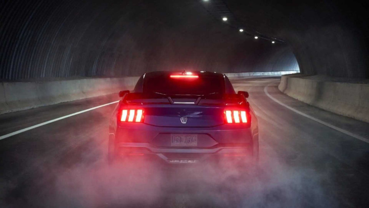 Regardez la Mustang Shelby GT500 2022 faire des accélérations brutales sur autoroute.