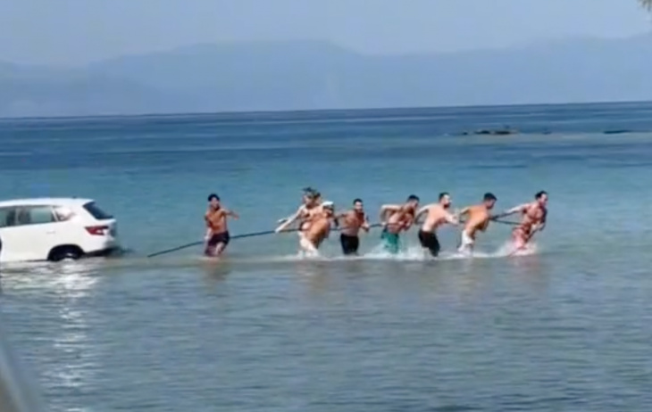 la skoda termine à l’eau, les baigneurs la ramènent sur le rivage à la force de leurs bras