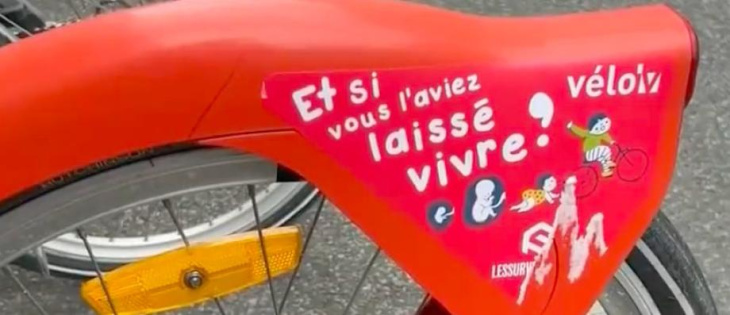 des autocollants anti-ivg ont été apposés par un collectif sur 1.500 vélos en libre service de la métropole de lyon - la métropole a porté plainte
