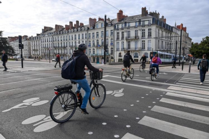 cycliste ou voiture : qui est prioritaire lorsqu’une piste cyclable traverse la route ?