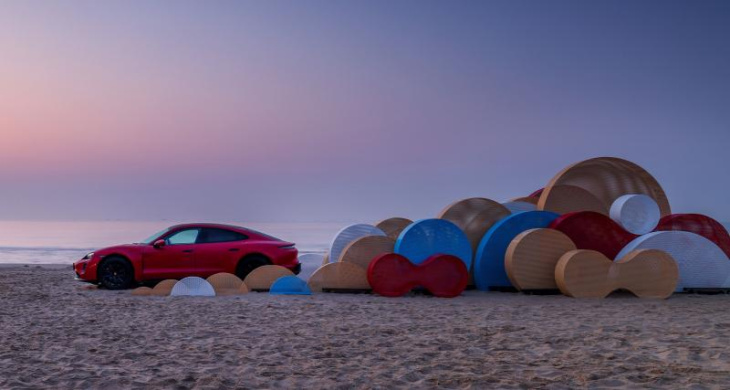 Pour une installation artistique, cette Porsche Taycan est garée dans une bouteille à la mer