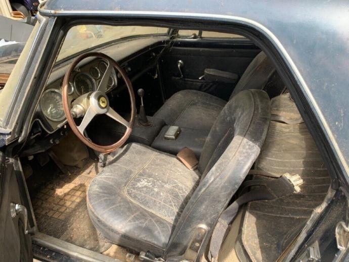 insolite, véhicule de collection, coupés, une rare ferrari 250 gt coupé retrouvée après 50 ans passés au fond d'une grange