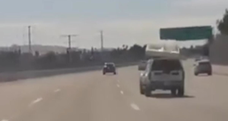 VIDEO – Un lit s’envole sur l'autoroute, attention derrière !