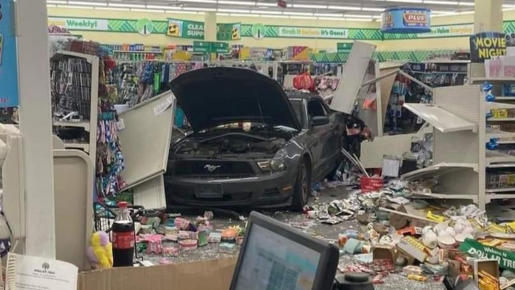 Quand une Ford Mustang décide d'aller rompre le calme dans une épicerie