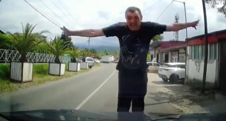 video - cet homme est complètement fou, il se jette volontairement sur les pare-brises des automobilistes