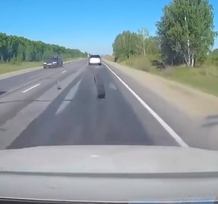 VIDEO – Quand un pneu vient déranger la tranquillité de cet automobiliste