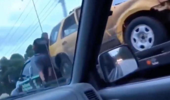 video – hors de question que sa voiture finisse à la fourrière, il la récupère d’une manière impressionnante