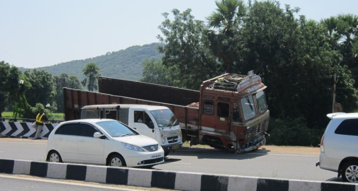 VIDEO - La voiture vient percuter un camion et cause un énorme carambolage sur l'autoroute !