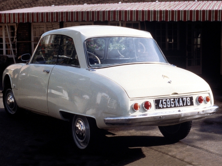 La poupe fuyante de la Citroën Bijou contient un coffre plus grand que celui de la 2CV.