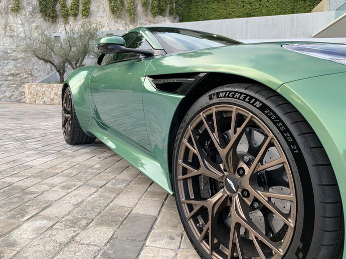 ESSAI - Aston Martin DB12 : la GT qui se prend pour une Supercar