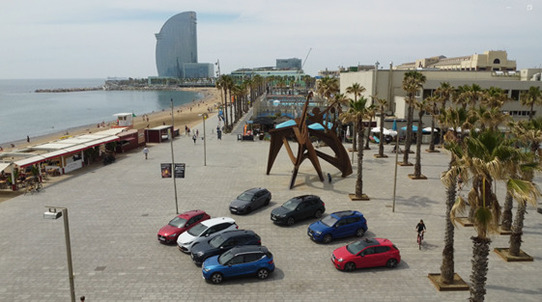 Le convoi Caradisiac à l'arrivée du road trip sur la plage de Barcelone.