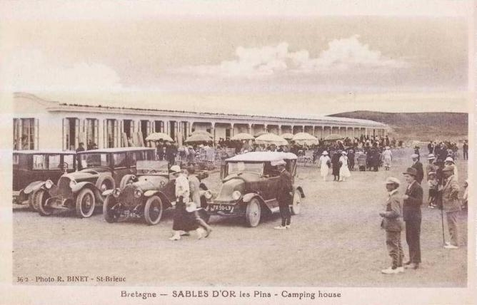 les voitures se garaient directement devant le Camping House, premier motel français.
