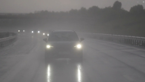 Un véritable déluge s'abat sur le convoi : l'occasion de tester les autos dans des conditions plus difficiles.