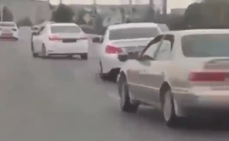 VIDEO – Ces automobilistes improvisent une danse en plein milieu de la route