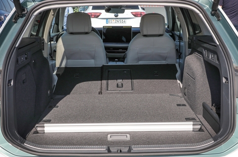 Rabattables en un clin d'œil grâce aux deux gâchettes dans le coffre, les dossiers ne forment pas un plancher bien plat mais libéreraient 1 920 dm3, selon VW.