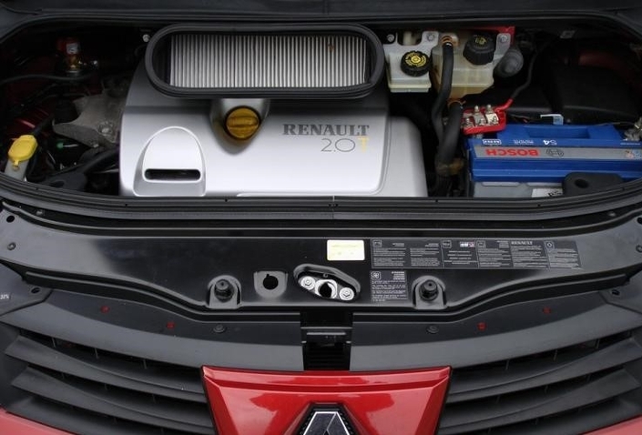 Le moteur du Renault Espace IV 2.0T se révèle très solide, mais l'électronique posera beaucoup de problèmes jusqu'en 2006.