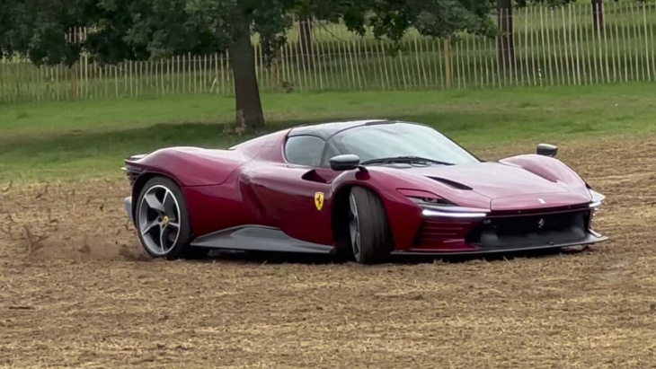 Le propriétaire d'une Ferrari Daytona SP3 fait drifter sa supercar dans un champ