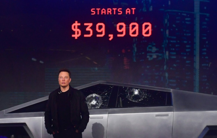Le premier pickup électrique Cybertruck de Tesla est sorti d'usine