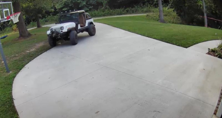 video - le frein à main de la jeep lâche, elle s’offre un petit tour dans le jardin avant de finir contre un arbre