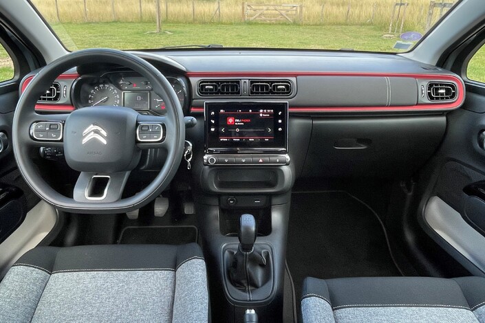 La planche de bord de la Citroën C3 est joliment dessinée. Son design n'est encore trop dépassé, mais l'écran et les compteurs trahissent son âge.