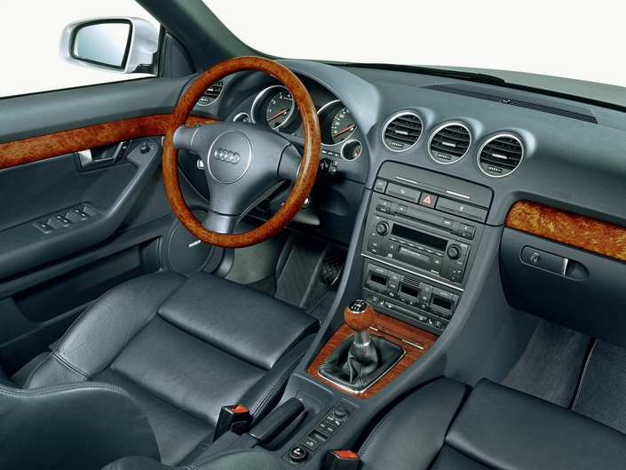 Avec quelques options (cuir, parements en bois), le cockpit de l'Audi A4 Cabriolet, ici en 2002, devient carrément luxueux, la finition étant remarquable.
