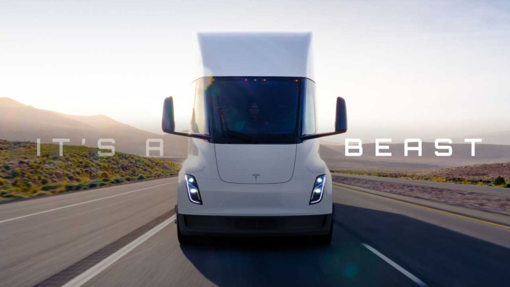 Observez le Tesla Semi dépasser des camions diesel sur l'autoroute