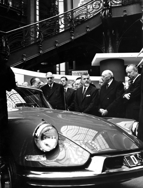 Au Salon de l’Automobile, le général de Gaulle passe toujours par le stand Citroën.