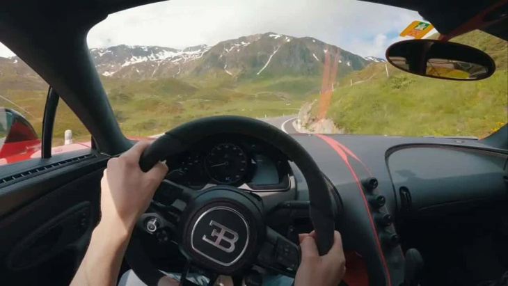 Regardez la Bugatti Chiron parcourir une route de montagne avec aisance.