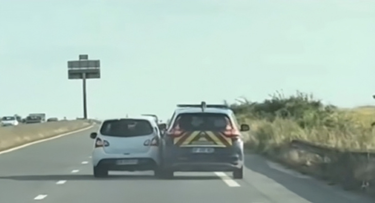 VIDEO - Une Renault Twingo percute la voiture des gendarmes et prend la fuite