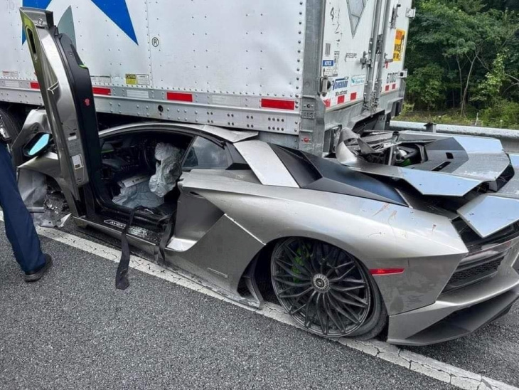 Une Lamborghini Aventador termine sa course sous un camion