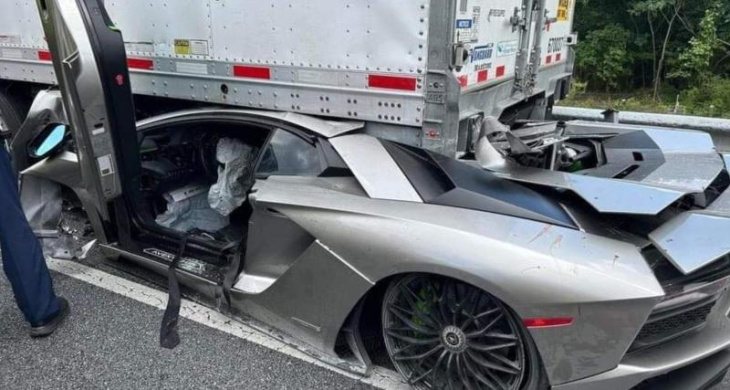 Cette Lamborghini Aventador termine sous un semi-remorque, son conducteur s’en sort indemne
