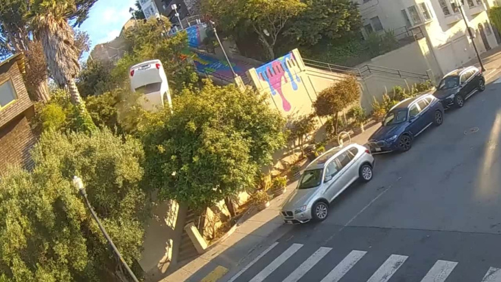 Une Lincoln Town Car saute d'une colline à San Francisco