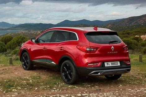 Renault fait évoluer sa partie basse avec de nouveaux catadioptres, ainsi qu'un élément gris courant sur toute la largeur. 