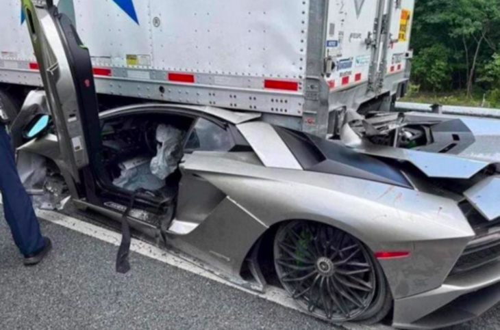 Une Lamborghini Aventador se fait broyer par un camion !