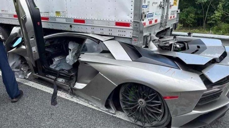 Une Lamborghini Aventador s’est crashée sous un camion aux États-Unis