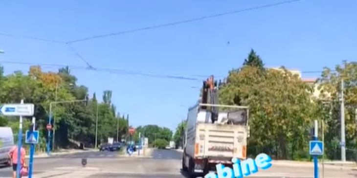 Il arrache le cable d’une ligne de tramway avec son camion !