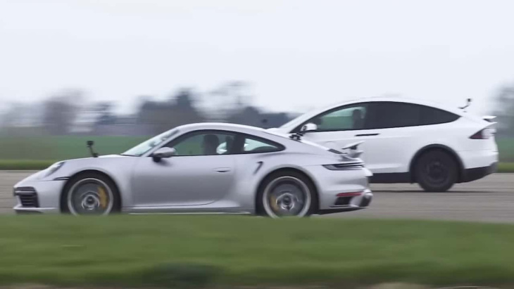 Porsche 911 Turbo S drag races Tesla Model X Plaid.