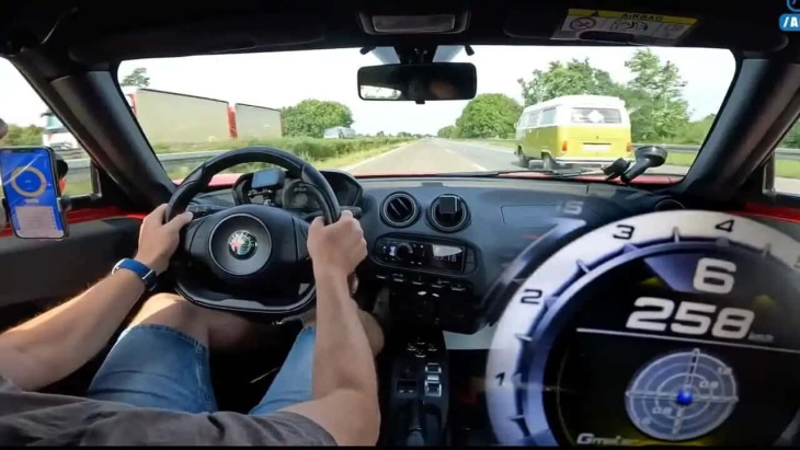 Regardez à quelle vitesse l'Alfa Romeo 4C fonce sur l'autoroute