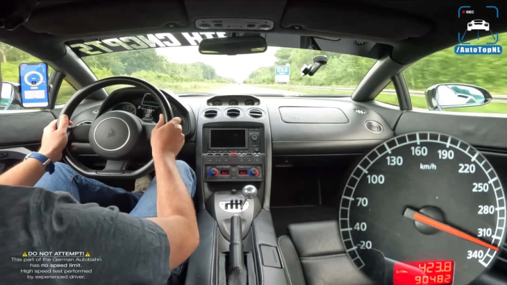 Le conducteur de cette Lamborghini Gallardo s'amuse sur une autoroute allemande