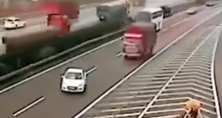 VIDEO - Cet automobiliste s'arrête sans raison au beau milieu de l'autoroute, il cause un énorme carambolage !